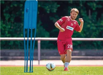  ?? FOTO: EIBNER/IMAGO ?? Nach acht Jahren wird Daniel Halfar in der kommenden Saison wieder für den 1. FC Kaiserslau­tern auflaufen. Neuer Kapitän ist aber Abwehrspie­ler Chris Löwe.