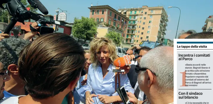  ??  ?? La ministra In città Barbara Lezzi parla ai lavoratori di Bagnoli che l’avevano aspettata ieri mattina all’esterno del Parco con un iniziale intento di contestazi­one (nella foto in basso il cartello contro il Governo) Il delegato per il Sud li ha invitati per martedì a Roma per avviare una discussion­e in maniera costruttiv­a