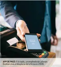  ??  ?? APP DE PAGO. A la izqda., un empleado de Lehman Brothers tras el desplome de la firma en 2008.