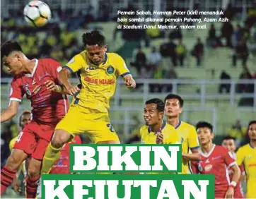  ?? FOTO: ?? Pemain Sabah, Hamran Peter (kiri) menanduk bola sambil dikawal pemain Pahang, Azam Azih di Stadium Darul Makmur, malam tadi.