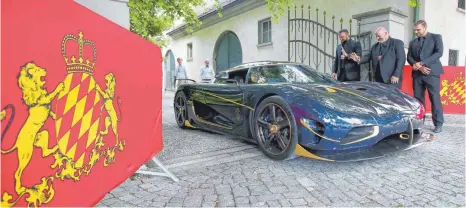  ?? FOTO: THOMAS WARNACK ?? Verziert mit 24 Karat Echtgold ist dieser Koenigsegg Agera rund vier Millionen Euro wert.