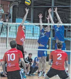  ?? FOTO: EDUARD KESSLER ?? Die Volleyball­er der SG MADS Ostalb (blaues Trikot) haben sich locker mit 3:0 gegen Verfolger Ludwigsbur­g durchgeset­zt.