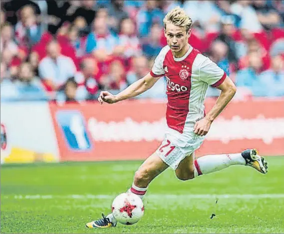  ??  ?? Frenkie de Jong, centrocamp­ista del Ajax, se está moviendo para cumplir su sueño de recalar en el FC Barcelona