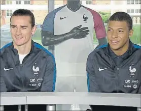  ?? FOTO: TELEFOOT ?? Griezmann y Mbappé, en su participac­ión en un programa de televisión