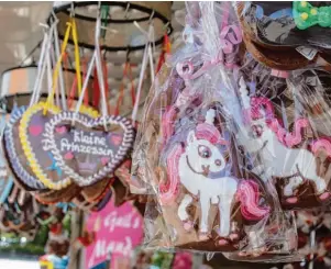  ?? Foto: Carina Sirch, Ebel Harry Fotodesign ?? Ein Lebkuchen Herz ist ein schönes Andenken an den Plärrer. Den Klassiker gibt es in etlichen Varianten – da runter auch ganz neue Kreationen.