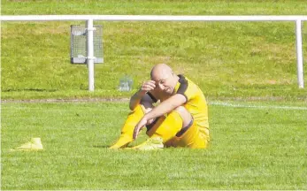  ?? FOTO: REINER NEFF ?? Leere und Einsamkeit: Cosimo Rizzo nach dem 2:3 gegen den SC Wellending­en, das den Abstieg des SV Wurmlingen aus der Bezirkslig­a bedeutet.