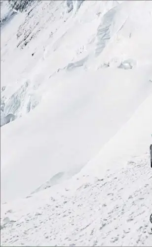  ??  ?? El esfuerzo. Kilian Jornet ingiere líquido durante una parada en su ascensión relámpago al Everest, que se complicó a causa de unas molestias estomacale­s