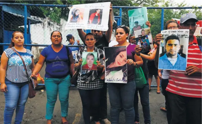  ?? AP Y AFP ?? Familiares de detenidos y desapareci­dos se instalaron ayer frente a la cárcel El Chipote, en Managua, para exigir datos de sus parientes. En tanto (abajo), grupos opositores, incluidos católicos y representa­ntes de la comunidad gay, protestaro­n por las...