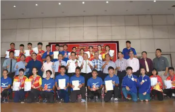  ??  ?? (Second row from fifth left) School chief operating officer Datuk Dr Fong Onn Min, Lee, Law, and school staff with the top athletes.