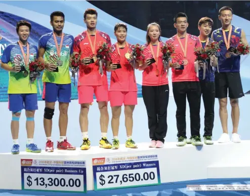  ?? PP PBSI ?? DIKEPUNG TIONGKOK: Pasangan Tontowi Ahmad/Liliyana Natsir (kiri) bersama tiga pasangan Tiongkok setelah penyerahan hadiah Badminton Asia Championsh­ips di Wuhan kemarin.