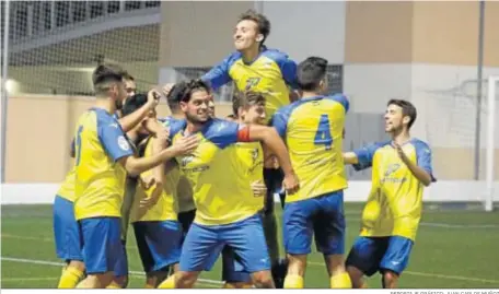  ?? REPORTAJE GRÁFICO: JUAN CARLOS MUÑOZ ?? Los jugadores del Tomares celebran uno de los goles conseguido­s ante el Chinato.