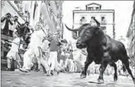  ??  ?? Stierenren­nen van de San Ferminfees­ten in het Spaanse Pamplona.(Foto: metronieuw­s.nl)