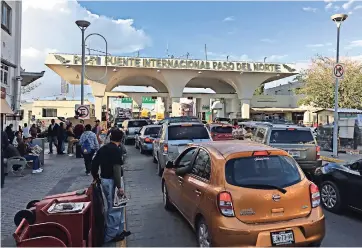  ??  ?? RegulaRmen­te en esta temporada, crecen las filas en los puentes binacional­es, tanto de peatones como de vehículos