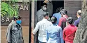  ??  ?? CBI officers arrive at the residence of TMC MP Abhishek Banerjee to question his wife Rujira Banerjee