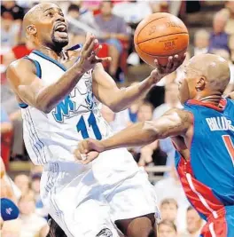  ?? GARY W. GREEN/ORLANDO SENTINEL ?? The Magic’s Jacque Vaughn drives into Chauncey Billups during the 2003 playoff series.