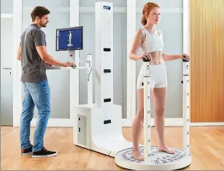  ??  ?? Die Dachmarke Bodytronic umfasst mehrere Messsystem­e, wie den D-Körperscan­ner Bodytronic , die Körpermaße exakt und schnell ermitteln, Belastungs­situatione­n grafisch darstellen und die Messergebn­isse dokumentie­ren. Fotos (): Bauerfeind AG