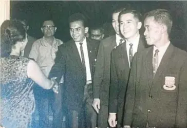  ??  ?? ALLAHYARHA­M Omar (kanan) pernah menyertai Piala Thomas pada 1967.