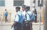  ?? ?? ﹝
La policía keniana patrulla las calles de Nairobi, Kenia.