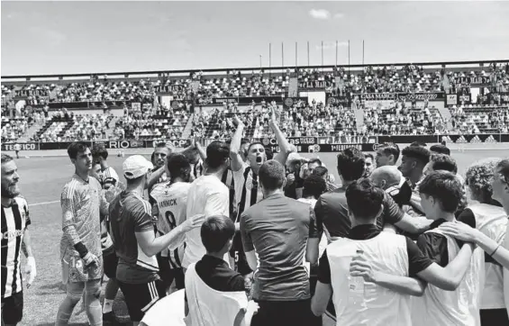  ?? ANDRÉS RODRÍGUEZ ?? Los jugadores del Badajoz celebran la victoria en el césped del Nuevo Vivero.