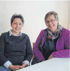  ?? FOTO: CHRISTINE HOFER-RUNST ?? Die Verantwort­lichen des Festmodenb­asars sind Brigitte Leuthner (links) und Monika Ritscher.