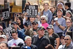  ??  ?? Una Encuesta reciente reveló que la habilidad de un candidato para hablar español era el último punto en la lista de prioridade­s de los votantes latinos