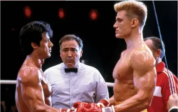  ??  ?? Photo ci-dessus :
Image tiré du film Rocky IV, sorti en 1985, au coeur de la guerre froide, dans lequel le héros principal, qui représente l’Américain-type, affronte un boxeur russe caricaturé comme étant une machine sans coeur. Si le film constitue...
