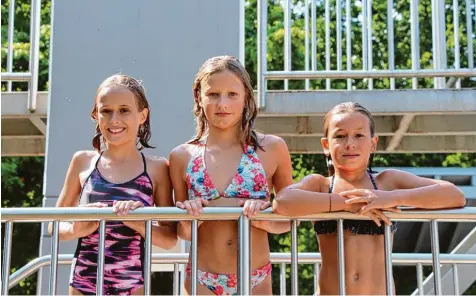 ?? Fotos: Louisa Müller (2) und Brigitte Bunk ?? Lena Schuster, Lena Fischer und Ayleen Schütz (von links) sind Stammgäste im Wertinger Freibad. Die vielen Besucher, die durch die Hitze zum Schwimmen verführt wurden, störten sie manchmal.