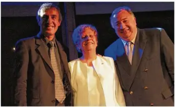  ??  ?? Jean-Michel Salvador et sa mère Renée aux côtés de Gérard Larcher, alors ministre du Travail, lors des 60 ans de l’entreprise, en 2006.