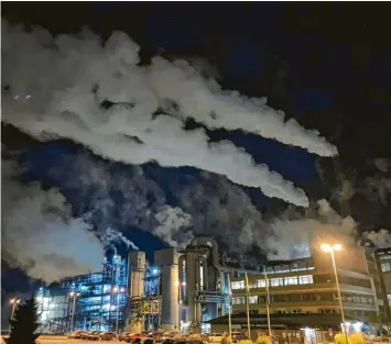  ?? Foto: Wolfgang Widemann ?? Dieses beeindruck­ende nächtliche Dampfwolke­n-Schauspiel in der Südzucker-Fabrik in Rain endet an diesem Wochenende mit dem Abschluss der Kampagne 2023/24.