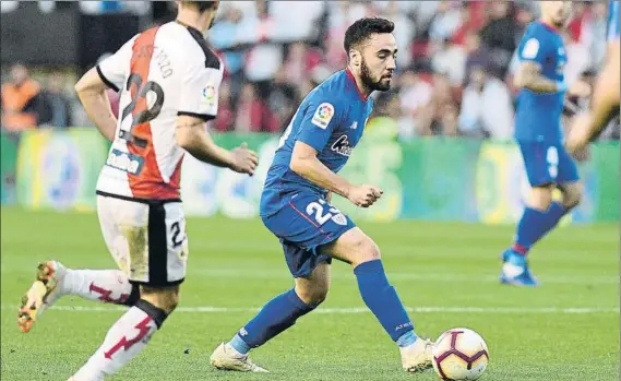  ?? FOTO: J. A. SIRVENT ?? Sufridor A Unai López le costó entrar en juego, como al resto del equipo, por la gran presión del Rayo, pero en la segunda parte participó más y se le vio suelto