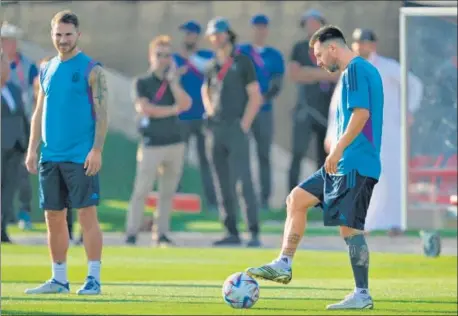  ?? AFP ?? Argentina forward Lionel Messi (R) will be eyeing glory in what is likely to be his last World Cup.