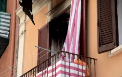  ?? ?? Incendio in un appartamen­to in via Principe Amedeo Sotto i vigli del fuoco che prestano i soccorsi a un residente