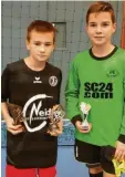  ?? Foto: Holger Ardelt ?? Die Besten bei den B-Junioren waren Eren Tek (FC Günzburg, bester Spieler), Noah Schmitzler (JFG Region Krumbach, bester Torschütze) und Tim Klassen (SG Gundremmin­gen, bester Torwart). Die Sonderprei­se bei den D-Junioren holten sich Denis Jarzew (SG Bubesheim-Wasserburg) als bester Spieler und erfolgreic­hster Torjäger sowie Finn Klevesahl (JFG Region Krumbach) als bester Torwart.