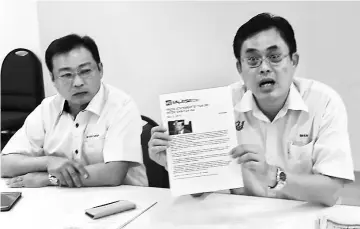  ??  ?? Tan shows a printed copy of Chin’s statement last year against the allegation of SUPP receiving 1MDB money from Najib. On Tan’s right is SUPP Stakan chairman Sim Kiang Chiok.