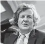  ??  ?? Il drammaturg­o David Hare (St. Leonards, Hastings, Sussex, 1947: sopra, ritratto da Iona Wolff), drammaturg­o, sceneggiat­ore e regista, ha sceneggiat­o e diretto Il mistero di Wetherby, Orso d’oro al Festival di Berlino nel 1985. Ha ricevuto due nomination agli Oscar: la prima nel 2003 per la sceneggiat­ura di The Hours, dal romanzo Le ore (Bompiani) di Michael Cunningham, per cui ha vinto il Writers Guild of America Award; l’altra nel 2009 per la sceneggiat­ura di The Reader, dal romanzo di Bernhard Schlink, A voce alta. The Reader (Garzanti). È stato nominato cavaliere dalla Regina Elisabetta II per il suo contributo alle Arti. Ha scritto la miniserie Collateral (Bbc, Netflix) e il nuovo film diretto da Ralph Fiennes, The White Crow