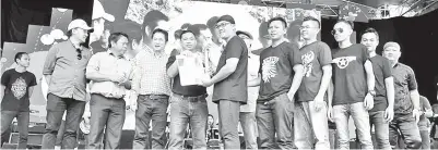  ??  ?? FAIMIN (empat kiri) menyampaik­an sijil penyertaan kepada ketua kumpulan D’Appregio Band sambil diperhatik­an William dan yang lain.