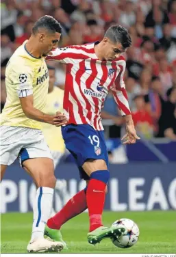  ?? JUANJO MARTÍN / EFE ?? El rojiblanco Morata intenta controlar un balón de espaldas.