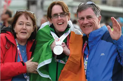  ??  ?? Lorraine Whelan from Delgany with her parents, Marie and Brendan, after winning silver in the Alpine Giant Slalom on Tuesday, March 21.