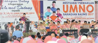 ?? — Gambar Bernama ?? AMANAT: Ahmad Zahid berucap merasmikan Persidanga­n Perwakilan UMNO Bahagian Baling 2017 di Kompleks Rakan Muda Batu 42 Pulai dekat Baling, semalam.