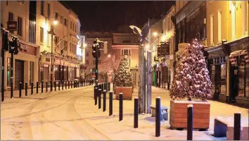 ?? LEFT: Photo by Valerie O’Sullivan ?? All is calm… Thes centre of Killarney town at 6am on Friday morning after the mega snow fall.