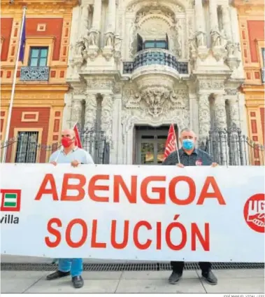  ?? JOSÉ MANUEL VIDAL / EFE ?? Protesta de los sindicatos ante la sede de la presidenci­a de la Junta de Andalucía, ayer.