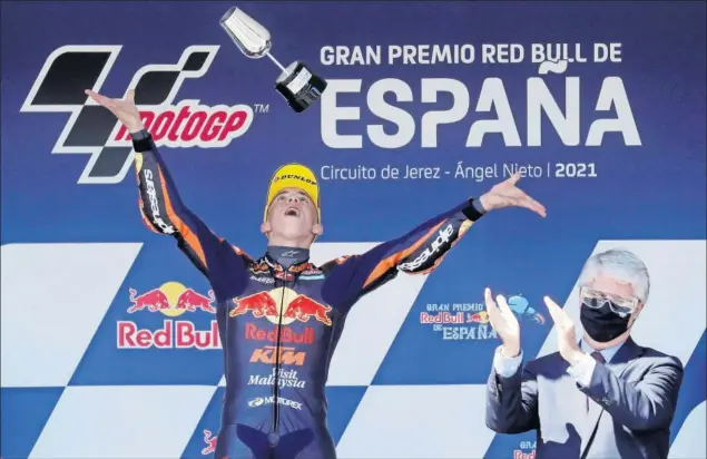  ??  ?? Pedro Acosta levanta la copa de vencedor de la carrera del GP de España durante la ceremonia del podio de Moto3 en el circuito de Jerez-Ángel Nieto, en su cuarto podio del año.