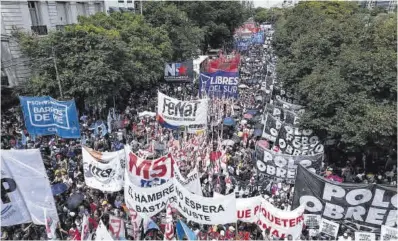  ?? Tomás Cuesta / AFP ?? Manifestac­ión contra el plan económico ante el Ministerio de Capital Humano, ayer en Buenos Aires.
