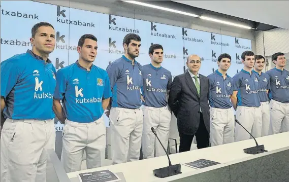  ?? FOTO: JUAN ECHEVERRÍA ?? Aimar Olaizola, en primer plano, junto al resto de pelotaris participan­tes en la liguilla de semifinale­s del Parejas en la presentaci­ón celebrada en la sede bilbaína de Kutxabank