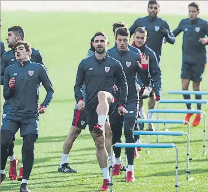  ?? FOTO: JUAN ECHEVERRÍA ?? Yeray Álvarez El central rojiblanco entrenó ayer con los suplentes después de estar en el banquillo ante el Alavés