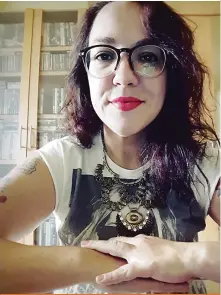  ?? Divulg ?? A morte parece ser um tema recorrente em “A Pequena Mão da Criança Morta”. O que levou você a abordar essa temática? Samantha Abreu: “Tenho me interessad­o demais pela forma como corpo concentra todas as tensões da sociedade, como a finitude dele é...