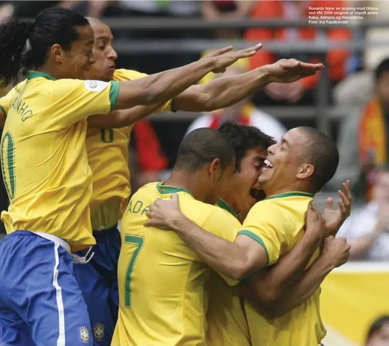  ??  ?? Ronaldo fejrer en scoring mod Ghana ved VM 2006 omgivet af blandt andre Kaka, Adriano og Ronaldinho. Foto: Ina Fassbender