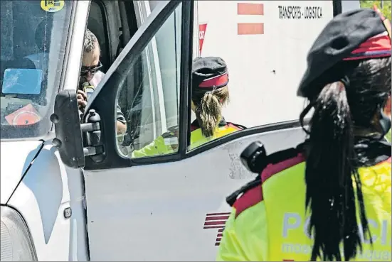  ?? CÉSAR RANGEL ?? Dos policías de la división de tráfico en un control de alcoholemi­a, el miércoles pasado en Granollers