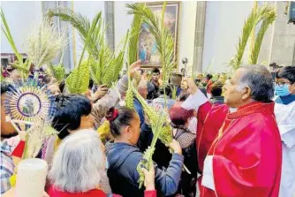  ?? /MÓNICA VARGAS ?? a la bendición de palmas en la Catedral de Apizaco, con lo que se da inicio a la Semana Santa