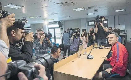  ?? FOTO: PERE PUNTÍ ?? Valverde, frente a los medios de comunicaci­ón antes de la final Recordó que puede ser el cuarto título consecutiv­o del Barça